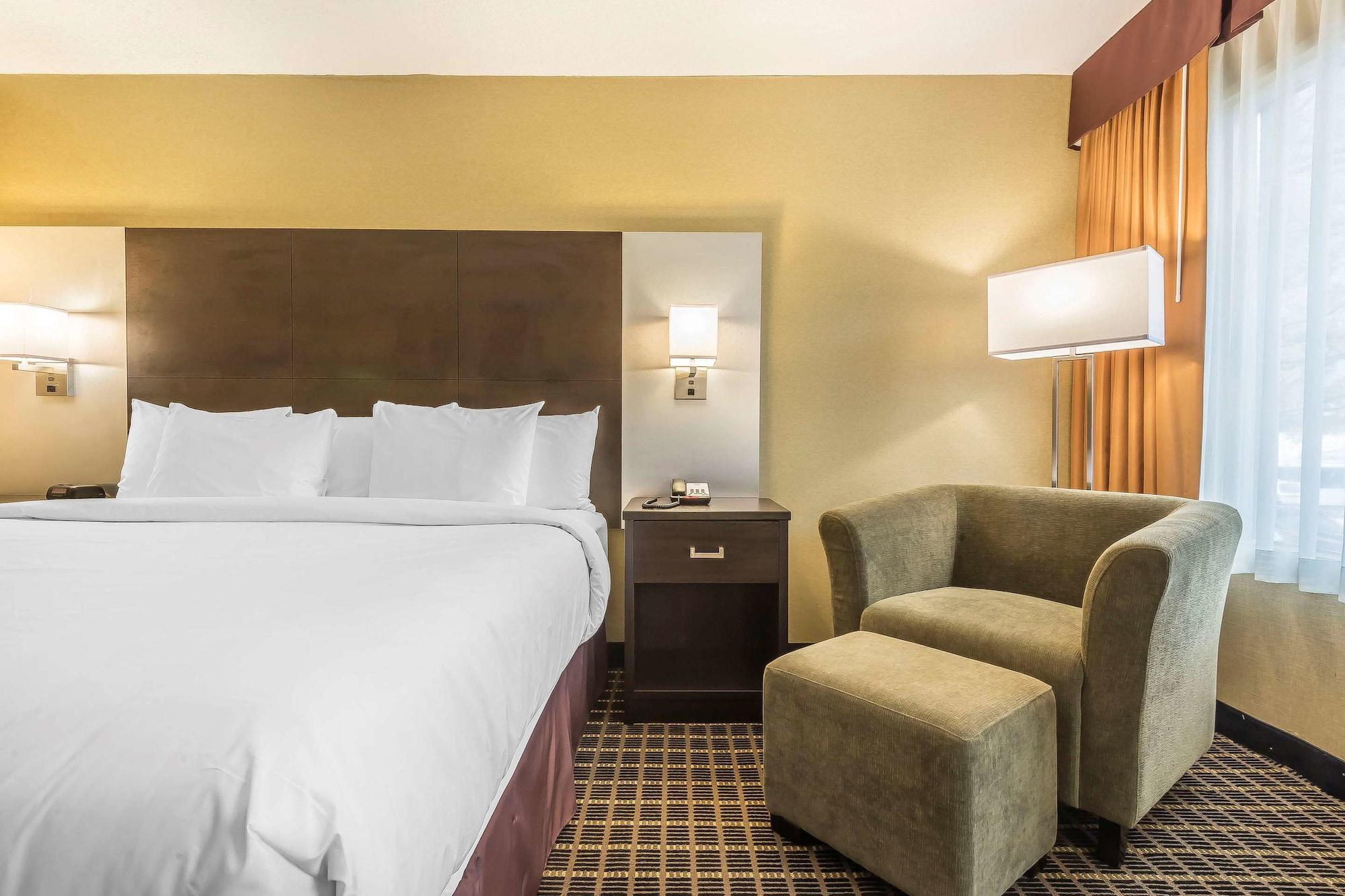 Quality Inn & Suites Downtown Windsor Bagian luar foto