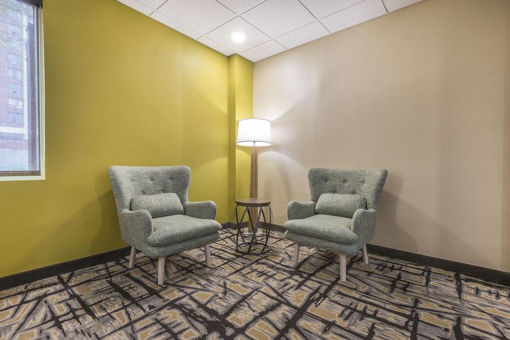Quality Inn & Suites Downtown Windsor Bagian luar foto