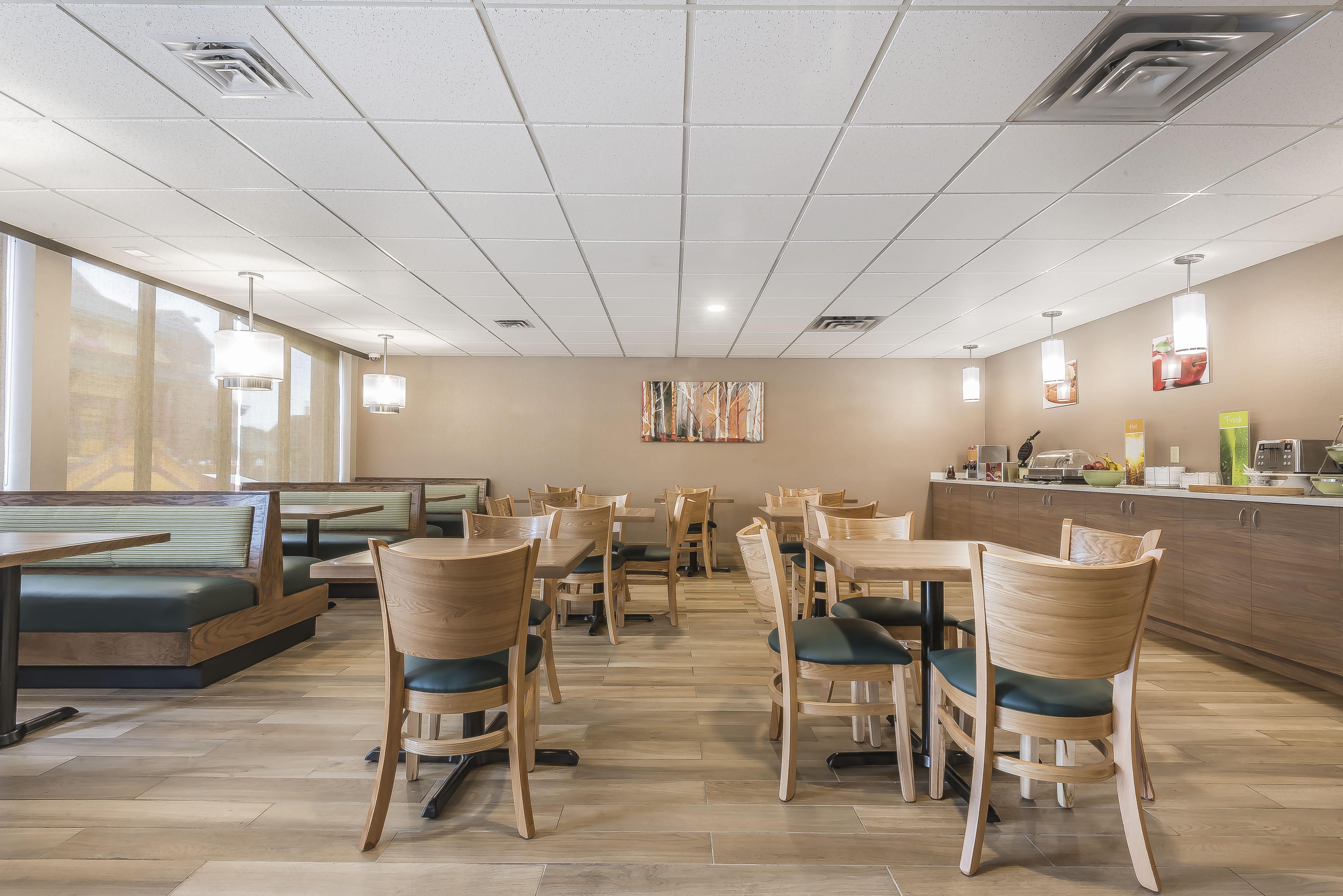 Quality Inn & Suites Downtown Windsor Bagian luar foto