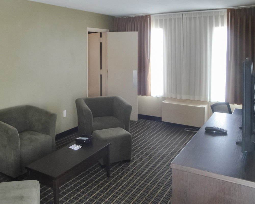 Quality Inn & Suites Downtown Windsor Bagian luar foto