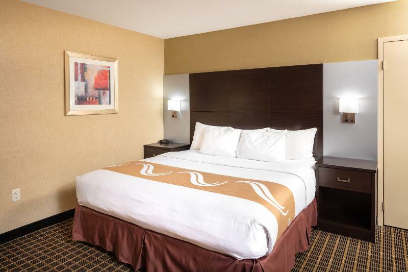 Quality Inn & Suites Downtown Windsor Bagian luar foto